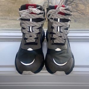 Sorels Kinetic Conquest Water Proof Alpine Tundra and Black Women’s Size 8